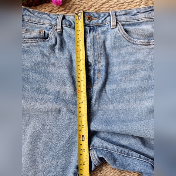 Vero Moda Light Wash Denim Highwaisted Mom Jeans👖 - Picture 5 of 11